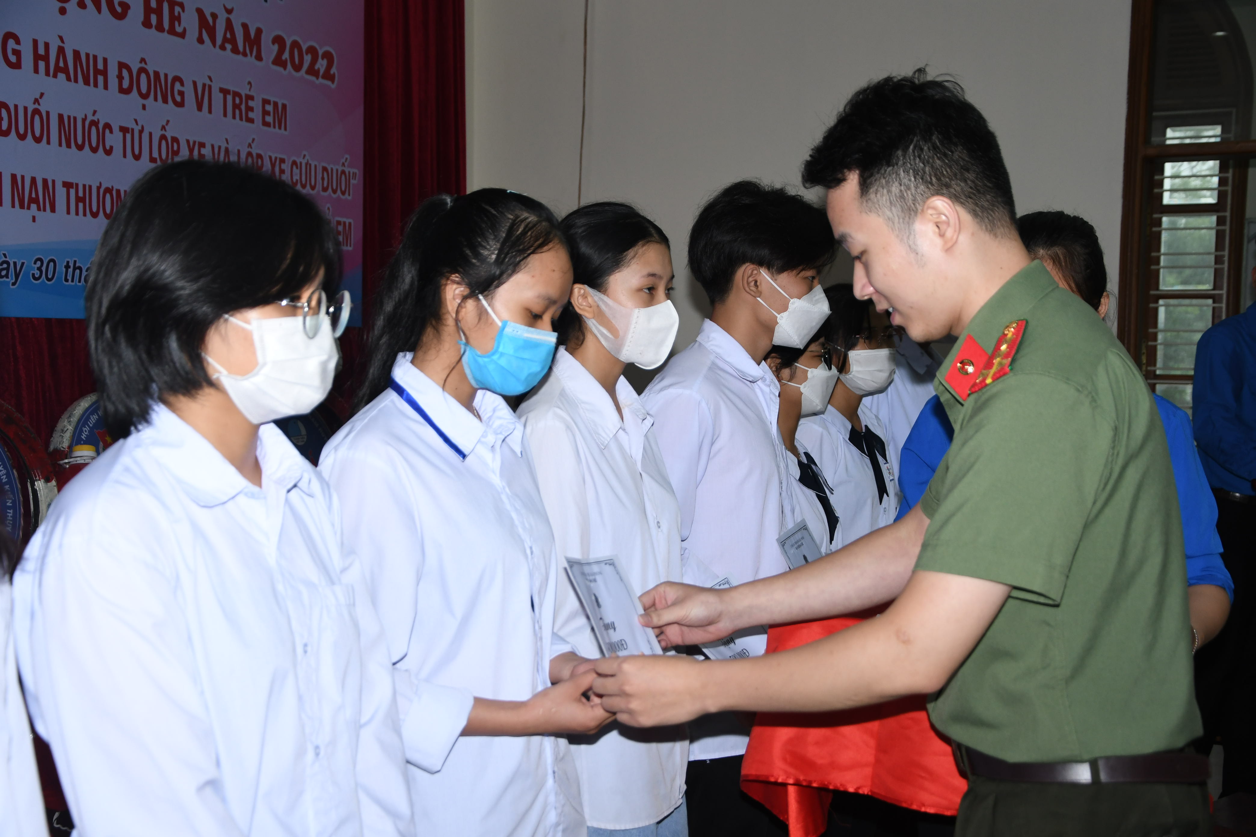 Ban chỉ đạo hè Công an thành phố: Khai mạc hoạt động hè, trao quà tặng học sinh nghèo vượt khó tại huyện Kiến Thuỵ